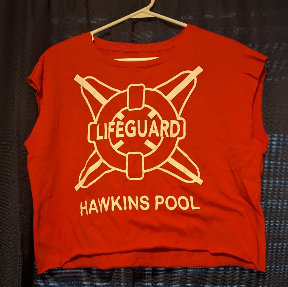 Stranger Things Hawkins Pool Lifeguard Cut Off Red White Graphic Tee Size Medium